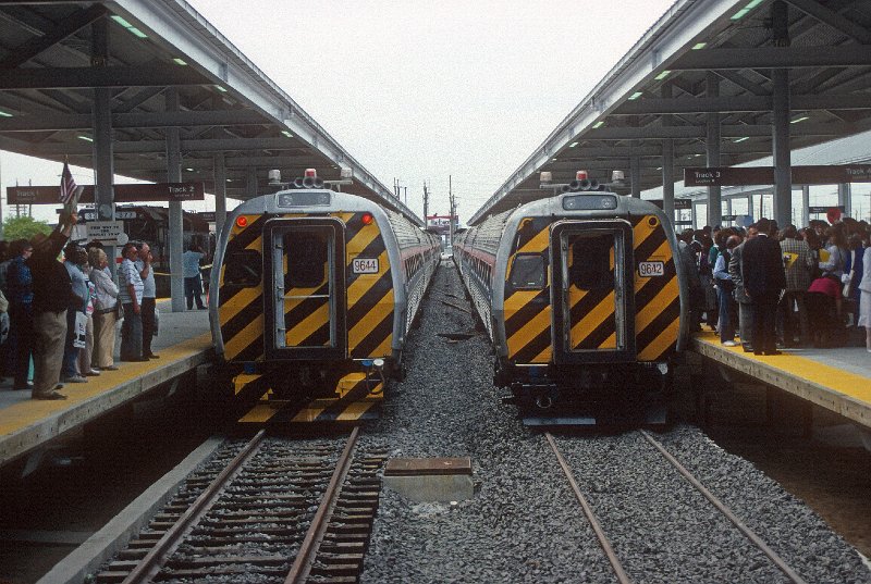 19890314-amtk.jpg - May 22, 1989: The cab car-end of the New York City (left) and Washington (right) Inaugural trains. The display train, on Track 1, far left, had an F40 on both ends.