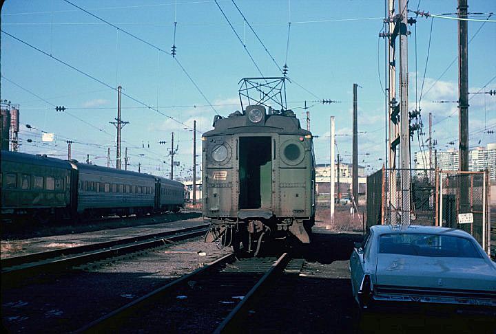 fp15.jpg - North end of 30th St. station on a Sunday afternoon in 1974.