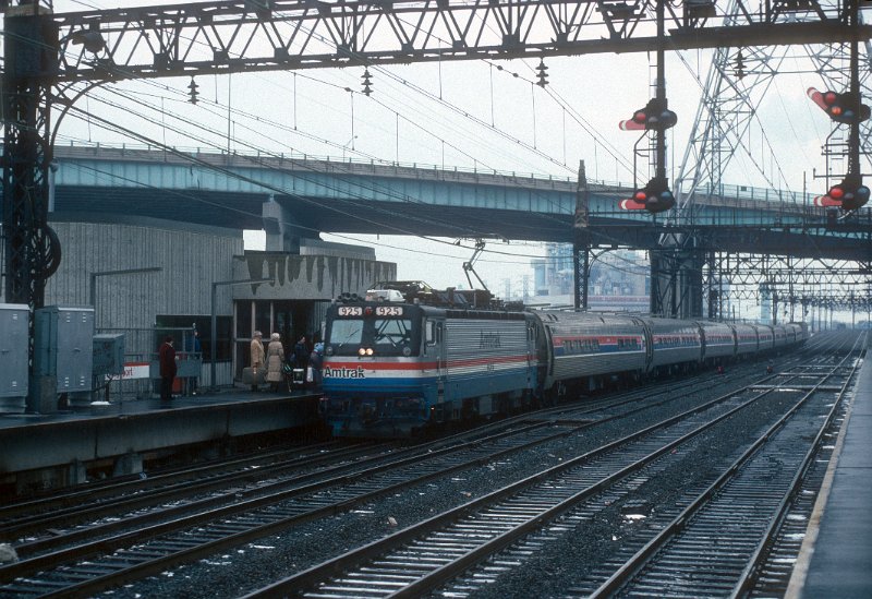 19820554-amtk.jpg - Amtrak train 168 with AEM-7 #925 slows to its stop at Bridgeport, CT. December 23, 1982.