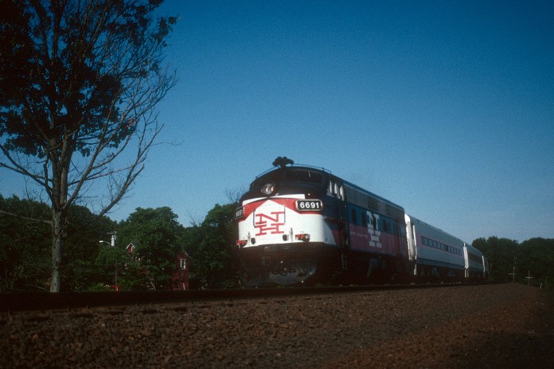 19930875-sle.jpg - Shore Line East train 3683 westbound near MP 85.8 in Guilford, CT. June 25, 1993